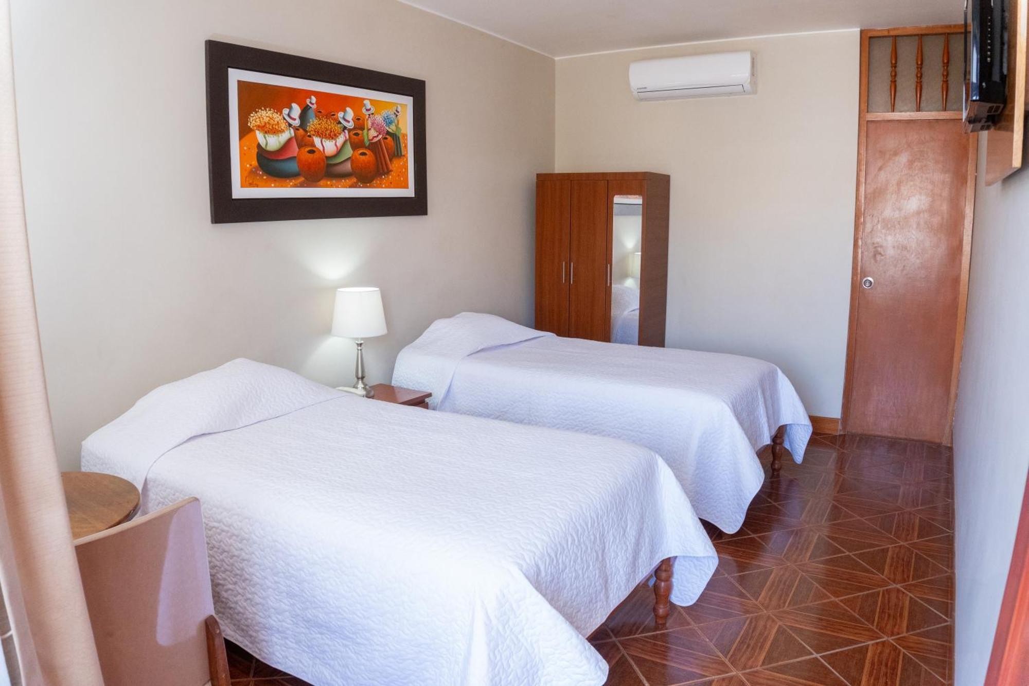 Hotel Curasi Ика Екстериор снимка