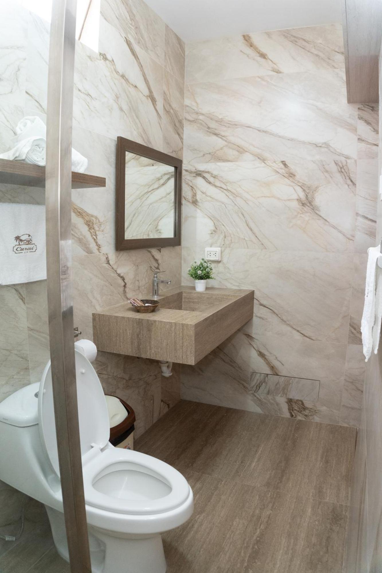 Hotel Curasi Ика Екстериор снимка