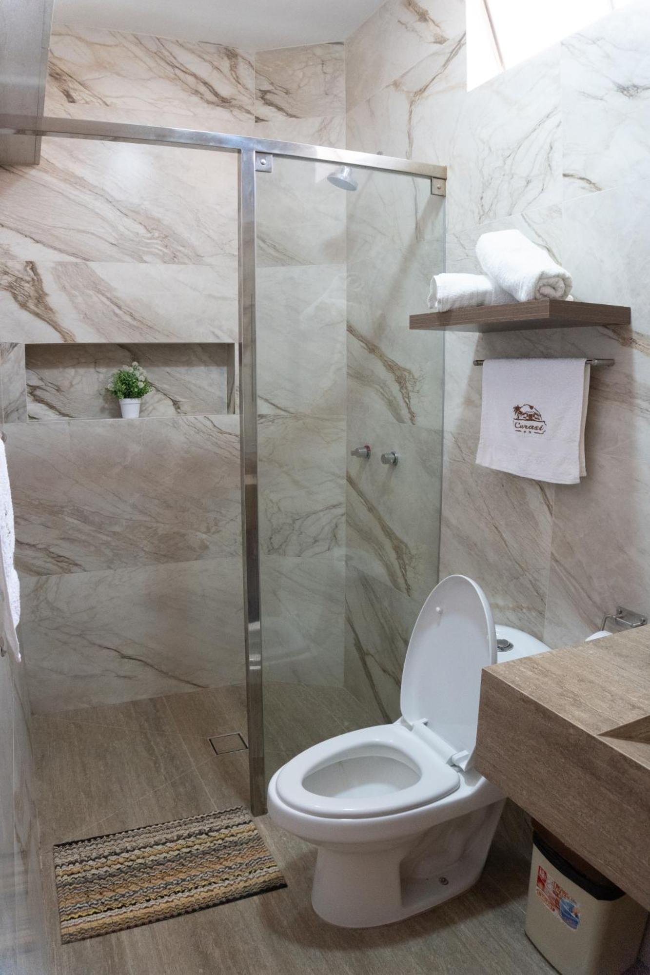 Hotel Curasi Ика Екстериор снимка