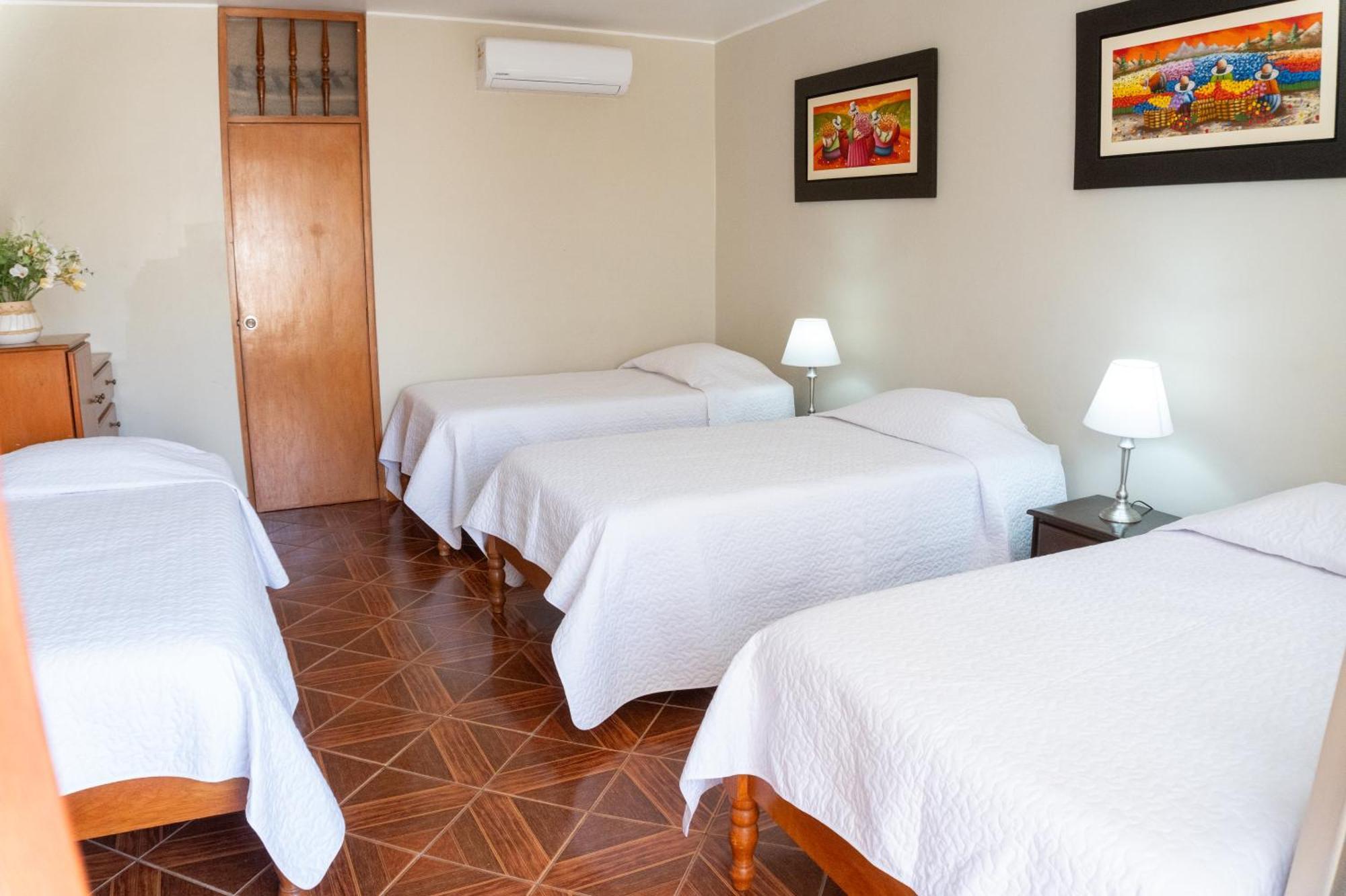 Hotel Curasi Ика Екстериор снимка