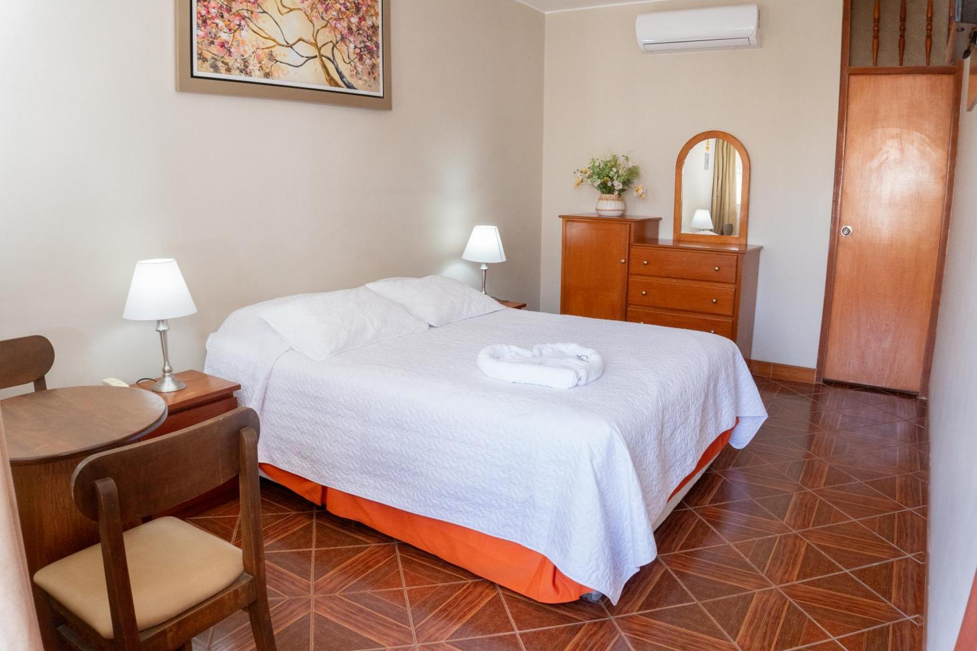 Hotel Curasi Ика Екстериор снимка